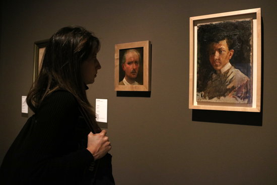 A museum-goer looks at one of the Picasso paintings now included in the MNAC collection on December 18 2018 (by Pau Cortina)